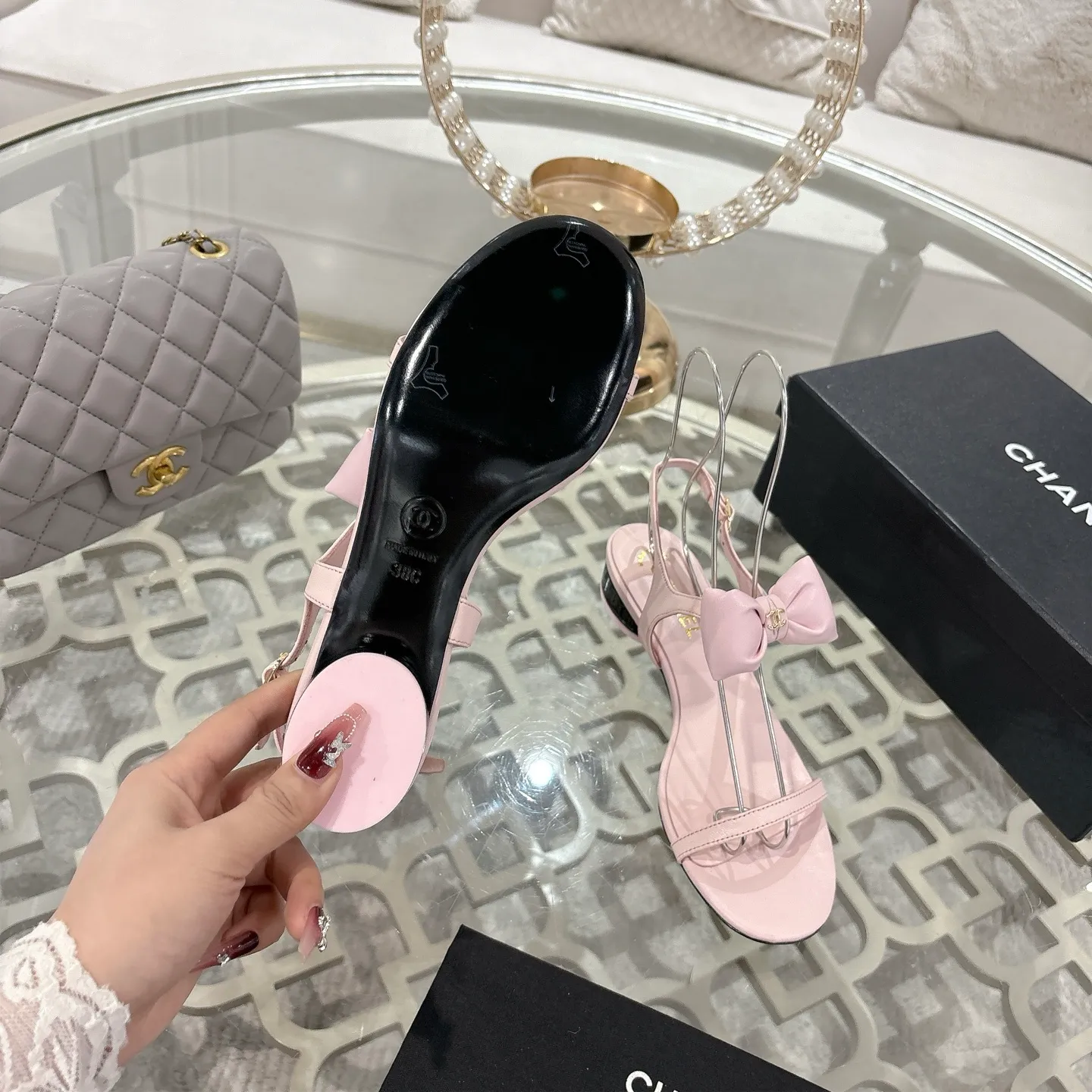 👟👟Ex-factory price 560👟👟 CHANEL 25ss spring and summer new counter top double C bow sandals. This classic design; bow with double C embellishment, playful and elegant, multiple color matching elements... Diversified mix and match is very beautiful and versatile, very light and comfortable on the feet, super delicate and elegant... ꫛꫀꪝ Go➫ Material: Upper: Original customized imported sheepskin Inner: Original custom-made sheepskin lining Outsole: Original custom-made Italian through-dyed genuine leather outsole Size: 35–40 (40 and 41 are custom-made and cannot be returned or exchanged)